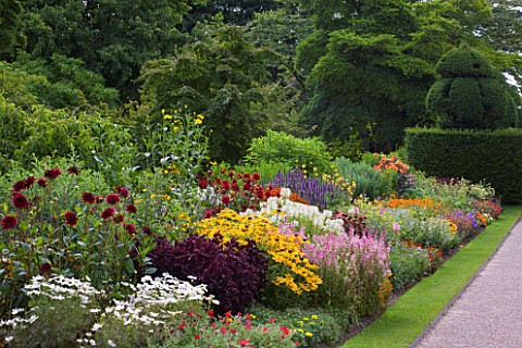 HERBACEOUS_BORDER_AT_NYMANS__SUSSEX__THE_NATIONAL_TRUST
