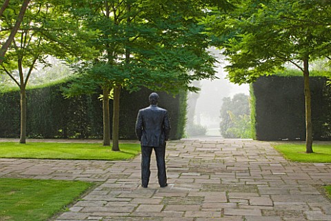 GLYNDEBOURNE_EAST_SUSSEX_THE_FIGARO_GARDEN_WITH_LAWN_AND_PAVING_AND_BRONZE_BY_SEAN_HENRY__STANDING_M