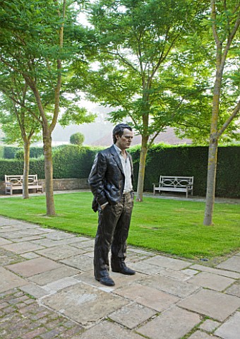 GLYNDEBOURNE_EAST_SUSSEX_THE_FIGARO_GARDEN_WITH_LAWN_AND_PAVING_AND_BRONZE_BY_SEAN_HENRY__STANDING_M