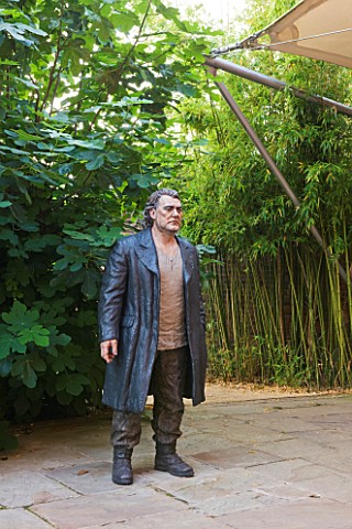 GLYNDEBOURNE_EAST_SUSSEX_OPEN_SPACE_WITH_BRONZE_SCULPTURE_BY_SEAN_HENRY__THE_WANDERER