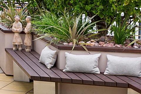 KINGS_CHELSEA_ROOF_GARDEN_BY_AMIR_SCHLEZINGER__MY_LANDSCAPES_KINGS_CHELSEA_ROOF__WOOD_AND_STEEL_BENC