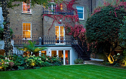 NOTTING_HILL_HOUSELONDONGARDEN_DESIGN_BY_BUTTER_WAKEFIELDREAR_VIEW_OF_HOUSE__BACK_GARDEN_WITH_HYDRAN