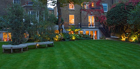 NOTTING_HILL_HOUSE_LONDON_GARDEN_DESIGN_BY_BUTTER_WAKEFIELDREAR_VIEW_OF_HOUSE__GARDEN_WITH_CURVING_B