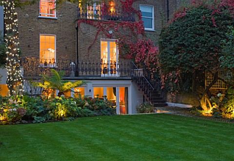 NOTTING_HILL_HOUSELONDONGARDEN_DESIGN_BY_BUTTER_WAKEFIELDREAR_VIEW_OF_HOUSE__BACK_GARDEN_WITH_LAWNHY