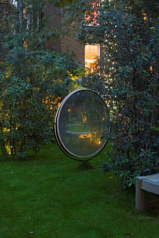 NOTTING_HILL_HOUSE_LONDON_GARDEN_DESIGN_BY_BUTTER_WAKEFIELDANTIQUE_MIRROR_AS_FEATURE_ON_LAWN_WITH_TR