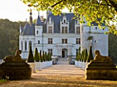 CHATEAU DE CHENONCEAU  FRANCE: THE MAIN WALKWAY UP TO THE CHATEAU IN AUTUMN