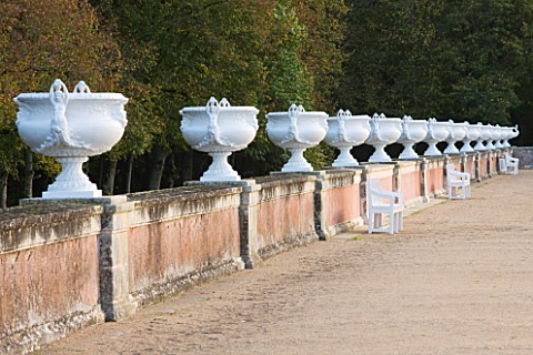 CHATEAU_DE_CHENONCEAU__FRANCE_HUGE_WHITE_URNS_ALONG_A_WALL_IN_DIANES_GARDEN