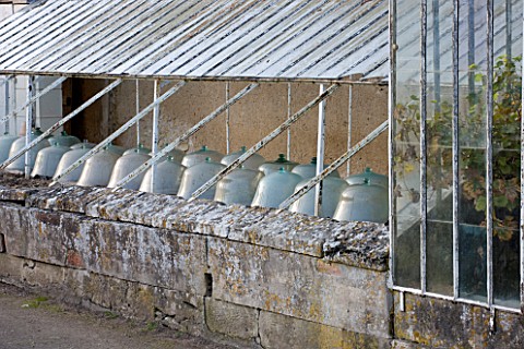 CHATEAU_DE_CHENONCEAU__FRANCE_GREENHOUSE_IN_THE_CUTTING_GARDEN_POTAGER_WITH_OLD_GLASS_CLOCHES