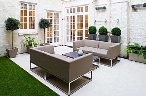 BASEMENT_GARDEN_MONTAGUE_SQUARE__LONDON__DESIGNED_BY_AMIR_SCHLEZINGER_OF_MY_LANDSCAPES_TABLE_AND_CHA