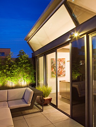 ROOF_GARDEN_IN_SHOREDITCH__LONDON__DESIGNED_BY_AMIR_SCHLEZINGER_OF_MY_LANDSCAPES_PATIO_WITH_LOUNGER_