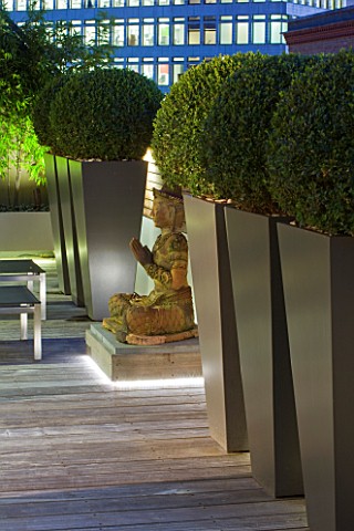 ROOF_GARDEN_IN_SHOREDITCH__LONDON__DESIGNED_BY_AMIR_SCHLEZINGER_OF_MY_LANDSCAPES_DECKING_WITH_BUDDHA