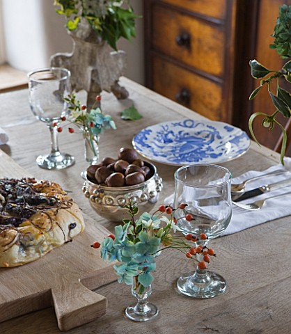 COMMON_FARM_FLOWERS_SOMERSET_FESTIVE_TEA_TABLE_SET_WITH_INDIVIDUAL_PLACE_SETTINGS_OF_BRITISH_FLOWERS