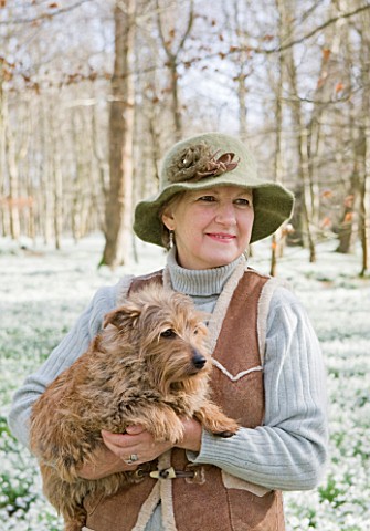 WELFORD_PARK_BERKSHIRE_DEBORAH_PUXLEY_WITH_HER_PET_DOG_IN_THE_SNOWDROP_WOOD_IN_FEBRUARY__WOMAN_LADY_
