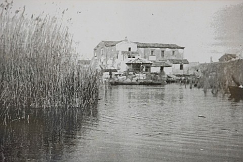 SICILY__ITALY_LA_CASE_BIVIERE_NEAR_LENTINI__OLD_PHOTOGRAPH_SHOWING_THE_LAKE_AT_BIVIERE