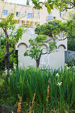 SICILY__ITALY_CASA_CUSENI_IN_TAORMINA__THE_LOWER_GARDEN_WITH_WHITE_IRIS_AND_FOUNTAIN_OF_MOUSTACHED_K