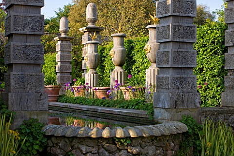 ARUNDEL_CASTLE_GARDENS__WEST_SUSSEX_THE_COLLECTOR_EARLS_GARDEN_THE_RILL_WITH_CONTAINERS