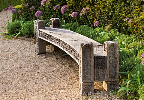 ARUNDEL_CASTLE_GARDENS_WEST_SUSSEX_THE_WALLED_GARDENS_BEAUTIFUL_WOODEN_BENCH_BESIDE_NARROW_BORDER_OF