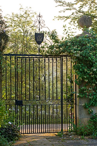 ROCKCLIFFE_HOUSE_GLOUCESTERSHIRE_METAL_GATE_INTO_THE_GARDEN__ORNAMENT