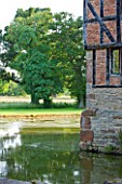 BIRTSMORTON COURT, WORCESTERSHIRE: VIEW OF THE COURT AND MOAT IN SUMMER. LAKE, COUNTRY GARDEN, ENGLISH