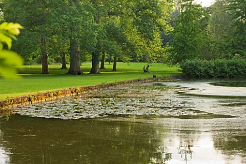 BIRTSMORTON_COURT_WORCESTERSHIRE_THE_MOAT_WITH_LAWN_IN_SUMMER__COUNTRY_GARDEN_LAKE_WATER_POOL_POND_J