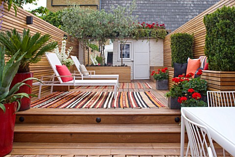 BEN_DE_LISI_HOUSE_AND_GARDEN_LONDON_BACK_GARDEN_WITH_CARPETS_DECKING_DECK_CHAIRS_SHED_LOUNGERS_SMALL