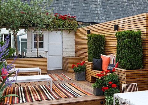 BEN_DE_LISI_HOUSE_AND_GARDEN_LONDON_BACK_GARDEN_WITH_CARPETS_DECKING_DECK_CHAIRS_SHED_LOUNGERS_SMALL
