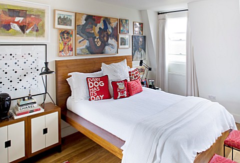 BEN_DE_LISI_HOUSE_AND_GARDEN__LONDON_MASTER_BEDROOM_WITH_BED_AND_BEN_DE_LISI_DOG_CUSHIONS