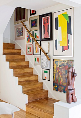 BEN_DE_LISI_HOUSE_AND_GARDEN__LONDON_THE_STAIRS_WITH_NO_BANISTER__BAMBOO_STAIR_RAIL__ARTWORKS_ON_WAL