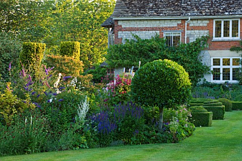 WOOLSTONE_MILL_HOUSE_OXFORDSHIRE_PERENNIAL_BORDER_IN_FRONT_OF_HOUSE_GARDEN_SUMMER_JULY