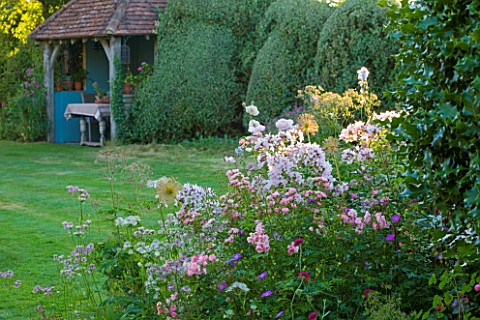 WOOLSTONE_MILL_HOUSE_OXFORDSHIRE_VIEW_FROM_PERENNIAL_BORDER_TO_GARDEN_ROOM_WITH_YEW_HEDGES