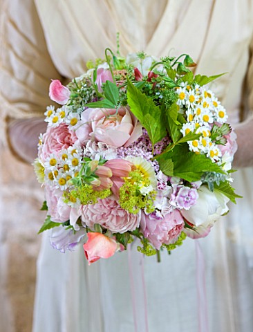 COMMON_FARM_FLOWERS_SOMERSET_SUMMER_LADY_HOLDING_A_BOUQUET_OF_FRESH_FLOWERS_CUT_FROM_THE_GARDEN__FLO