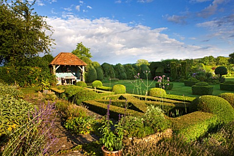 WOOLSTONE_MILL_HOUSE_OXFORDSHIRE_VIEW_FROM_HOUSE_ACROSS_FORMAL_PARTERRE_AND_BOX_BALLS_TO_GARDEN_ROOM