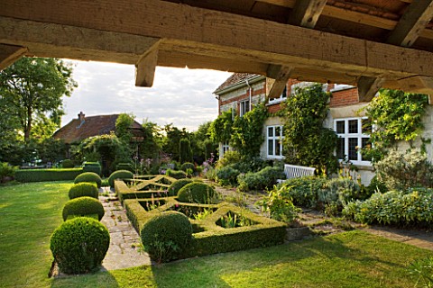 WOOLSTONE_MILL_HOUSE_OXFORDSHIRE_VIEW_FROM_SUMMERHOUSE_TO_FORMAL_PARTERRE_BESIDE_HOUSE_WITH_BOX_BALL