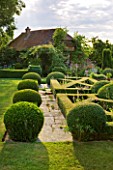 WOOLSTONE MILL HOUSE, OXFORDSHIRE: VIEW ACROSS FORMAL PARTERRE TO HOUSE WITH BOX BALLS. CLIPPED. TOPIARY. GREEN. STRUCTURE, FORM, GARDEN
