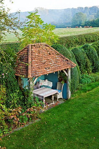 WOOLSTONE_MILL_HOUSE_OXFORDSHIRE_GARDEN_RETREAT_NEXT_TO_LAWN_WITH_TABLE_AND_CHAIRS_A_PLACE_TO_SIT_OU