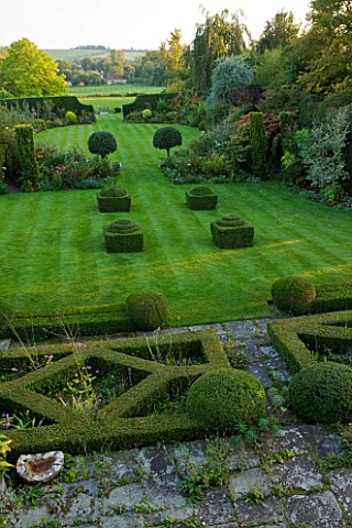 WOOLSTONE_MILL_HOUSE_OXFORDSHIRE_OVERVIEW_FROM_FORMAL_PARTERRE_ACROSS_LAWN_WITH_YEW_HEDGES_AND_BOX_F