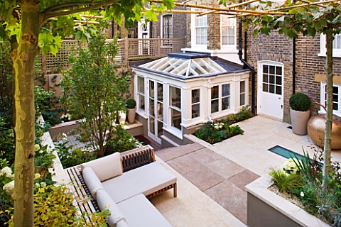 PRIVATE_GARDEN_LONDON_DESIGNER_STEPHEN_WOODHAMS__TOWN_GARDEN__ROOF_GARDEN_WITH_SEATING_AND_PAVING_OR