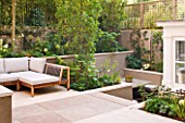 PRIVATE GARDEN LONDON: DESIGNER STEPHEN WOODHAMS - TOWN GARDEN - ROOF GARDEN WITH SEATING AND PAVING, TRELLIS - CONTEMPORARY, MINIMAL, CONSERVATORY