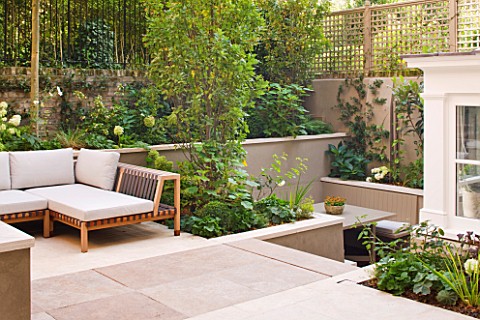 PRIVATE_GARDEN_LONDON_DESIGNER_STEPHEN_WOODHAMS__TOWN_GARDEN__ROOF_GARDEN_WITH_SEATING_AND_PAVING_TR