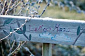 ELLICAR GARDENS, NOTTINGHAMSHIRE: FROSTED WOODEN SIGN - WILLOW MAZE. WINTER