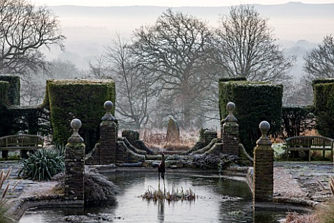 SEDGWICK_PARK_WEST_SUSSEX_COLUMNS_OF_YEW_FLANK_BESIDE_THE_LONG_CANAL_ALSO_KNOWN_AS_THE_WHITE_SEA_WIT