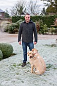 SEDGWICK PARK, WEST SUSSEX. SEDGWICK PARK, WEST SUSSEX. GARDENER KEVIN TOMS WITH LABRADORS IN THE GARDEN. WINTER, FROST, JANUARY.