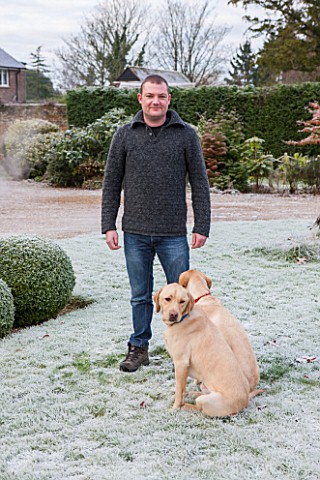 SEDGWICK_PARK_WEST_SUSSEX_SEDGWICK_PARK_WEST_SUSSEX_GARDENER_KEVIN_TOMS_WITH_LABRADORS_IN_THE_GARDEN