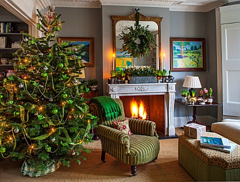 BUTTER_WAKEFIELD_HOUSE_LONDON_CHRISTMAS_SITTING_ROOM_DECORATED_WITH_CHRISTMAS_TREE_FIREPLACE_WITH_WR
