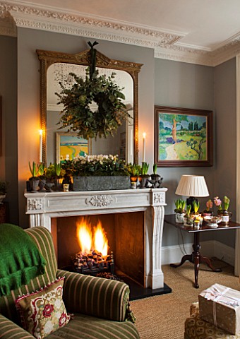 BUTTER_WAKEFIELD_HOUSE_LONDON_CHRISTMAS_SITTING_ROOM_WITH_FIREPLACE_AND_WREATH_MADE_BY_BUTTER_WAKEFI