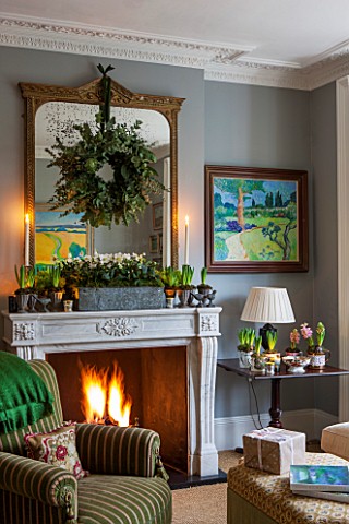 BUTTER_WAKEFIELD_HOUSE_LONDON_CHRISTMAS_SITTING_ROOM_WITH_FIREPLACE_AND_WREATH_ABOVE_MADE_BY_BUTTER_