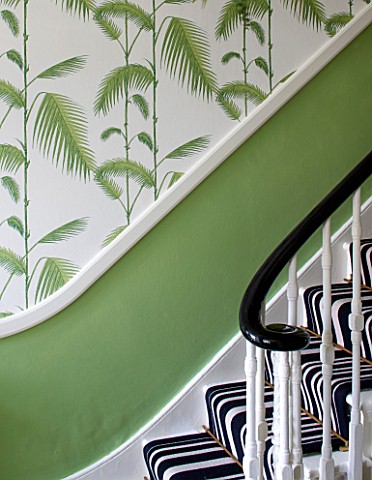 BUTTER_WAKEFIELD_HOUSE_LONDON_THE_HALLWAY_AT_CHRISTMAS_DETAIL_OF_PALM_FROND_WALLPAPER_PEA_GREEN_PAIN
