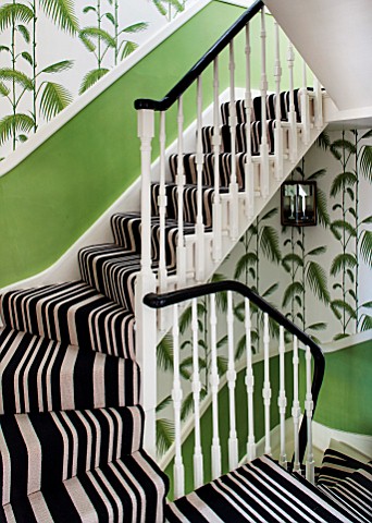 BUTTER_WAKEFIELD_HOUSE_LONDON_THE_HALLWAY_AND_STAIRS_AT_CHRISTMAS_DETAIL_OF_BOLD_STRIPED_STAIR_CARPE