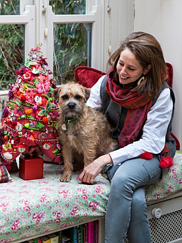 BUTTER_WAKEFIELD_HOUSE_LONDON_BUTTER_AND_THE_FAMILY_DOG_WAFER_RELAX__ON_THE_SOFA_IN_THE_GARDEN_ROOM_