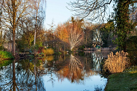 CHIPPENHAM_PARK_CAMBRIDGESHIRE_THE_LAKE_WITH_RELECTIONS_IN_WINTER